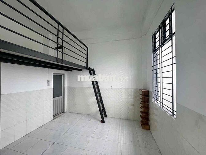 CHO THUÊ PHÒNG GÁC CỬA SỔ TRỜI GẦN NGÃ 4 BỐN XÃ LUỸ BÁN BÍCH ĐH VHU