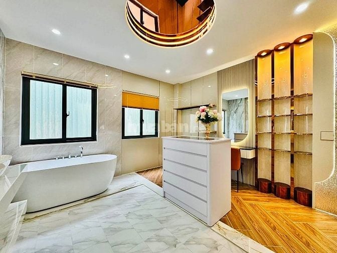 Siêu phẩm 5 Lầu THANG MÁY tuyệt đẹp Cao cấp đường rộng 12m Phạm Văn Bạ
