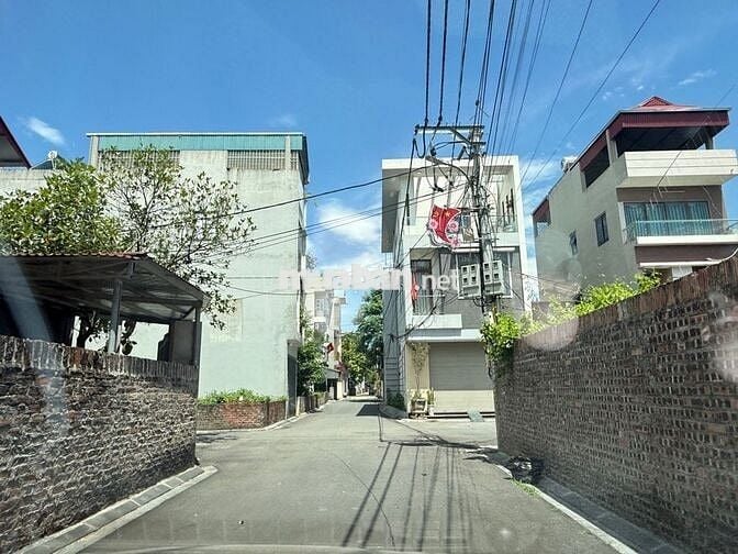 Lô đất Vân Nội, ô tô vào, mặt tiền rộng xây đc 2 căn nhà, giá hơn 5T.