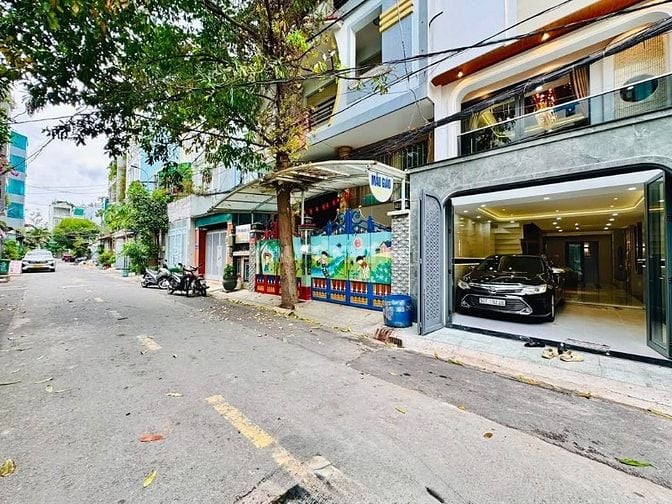 Siêu phẩm 5 Lầu THANG MÁY tuyệt đẹp Cao cấp đường rộng 12m Phạm Văn Bạ