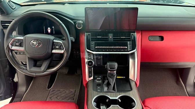 Siêu lướt 5000Km. Land Cruiser LC300 sản xuất 2026.
