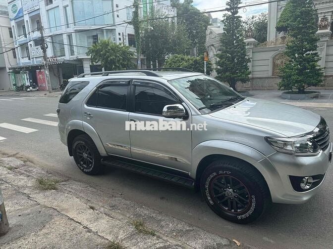 Toyota Fortuner 7 chỗ Tự động Xăng Bạc 1 chu mua m