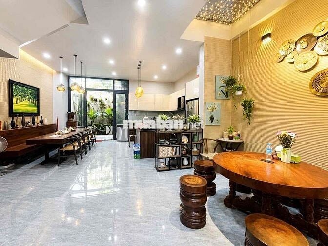 Nhà Đường 10M Dương Quảng Hàm 3 Lầu 5PN Có GARA XE HƠI 30tr