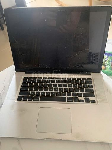 Thanh lý xác Macbook Pro nguyên khối, ngoại hình còn đẹp, cấn 1 góc.