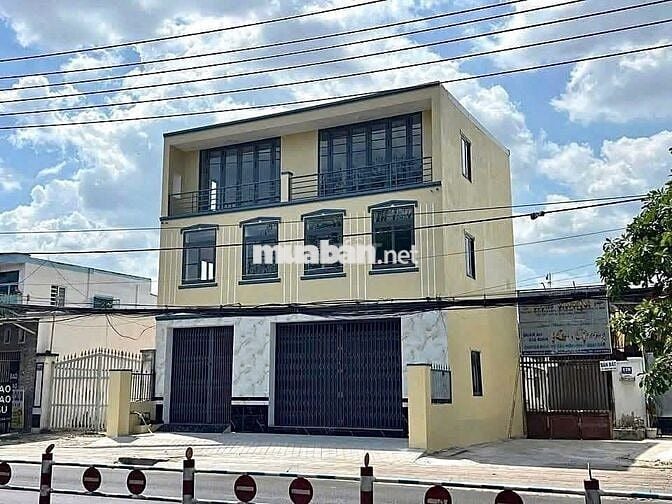 Nhà 2 lầu trống suốt đường Phạm Hùng 20 triệu