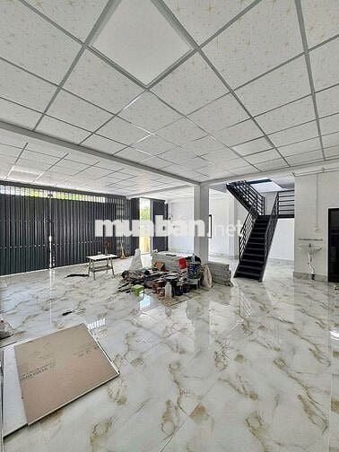 Nhà 2 lầu trống suốt đường Phạm Hùng 20 triệu