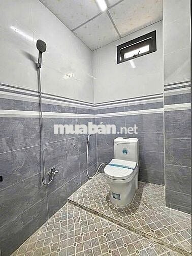 Nhà 2 lầu trống suốt đường Phạm Hùng 20 triệu