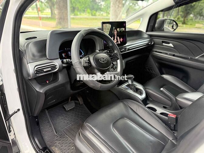 Hyundai Stargazer Đặc Biệt 2022 Trắng 7 chỗ
