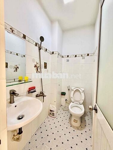 Nhà hẻm Đất Thánh P6 Tân Bình, 3.4x10m, 4 tầng, 3pn 4wc giá 12tr