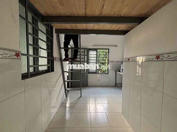 PHÒNG GÁC CỬA SỔ TRỜI NGAY ĐH GIAO THÔNG VẠN TẢI