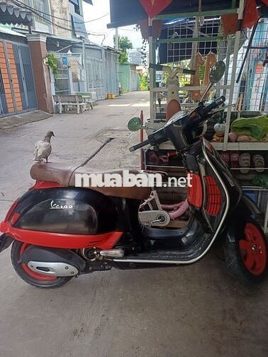 Piaggio Vespa Đen, Đỏ