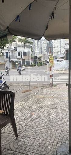Share 1/2 mặt bằng sân đường đông đúc