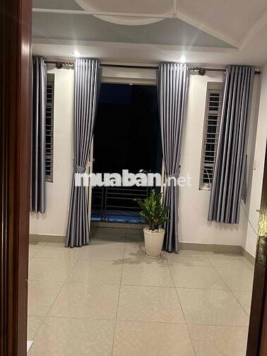 nhà nguyên căn dư 1 phòng có ban công giờ giấc tự do..