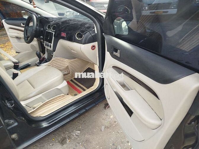 Ford 5 chỗ số tay ghế da đen