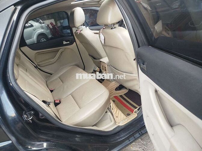 Ford 5 chỗ số tay ghế da đen