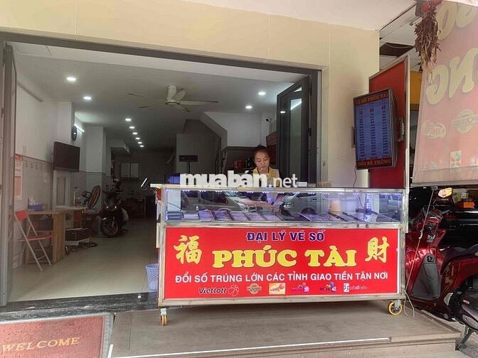 Tuyển nhân viên bán vé số.