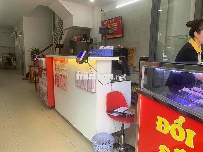 Tuyển nhân viên bán vé số.