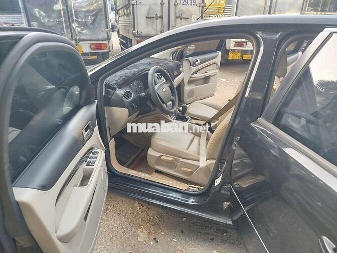 Ford 5 chỗ số tay ghế da đen