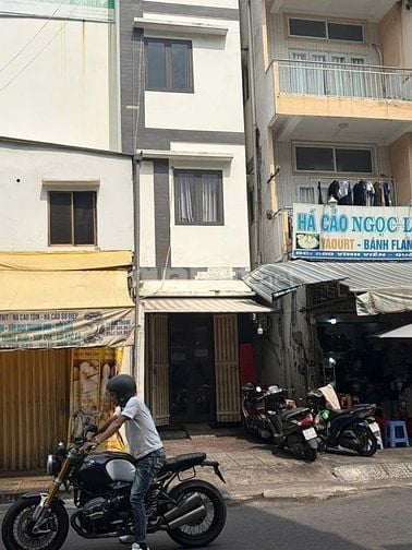 Bán nhà mặt tiền tại Ngô Quyền, 18,5 tỷ, 49m2, 3PN, 4WC, pháp lý đầy đ