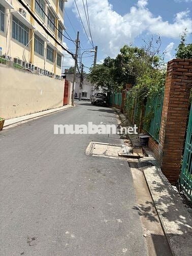 Cho thuê nhà SÂN VƯỜN giá 12tr ( mặt tiền hẻm xe hơi)