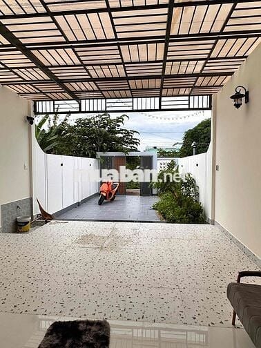 Nhà Lầu còn mới 95% tặng nội thất ,đường xe ô tô 7c, vị trí Mỹ Tho