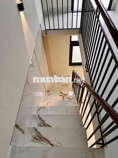 Nhà Lầu còn mới 95% tặng nội thất ,đường xe ô tô 7c, vị trí Mỹ Tho