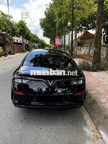 VinFast Lux A2.0 Turbo Đen 5 chỗ