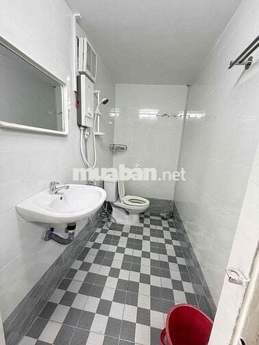 Nhà mới lầu 2pn 2 máy lạnh gần Vincom HV