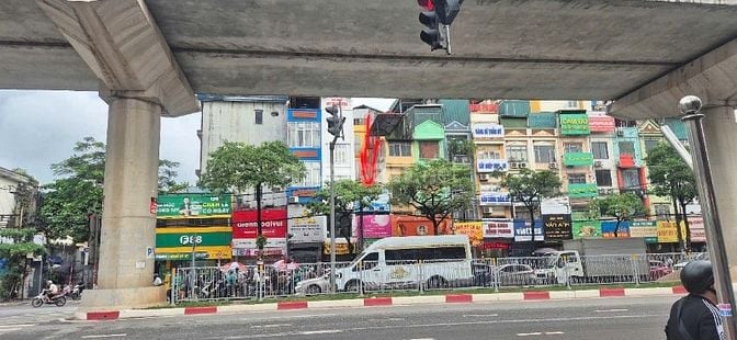 159 hồ tùng mậu .dt. 30.m2 cấp 4 . 2 măt đường ,gần ga tau , ngã tư .