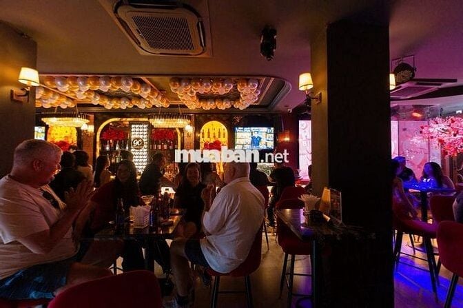 BAR TÂY Q1 TUYỂN PHỤC VỤ, LƯƠNG 15-35TR, + TIP ++