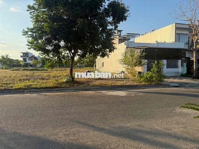 Cần tiền bán lô đất 122,5m2 đường 17m5, Gần Chợ và Làng Đại Học