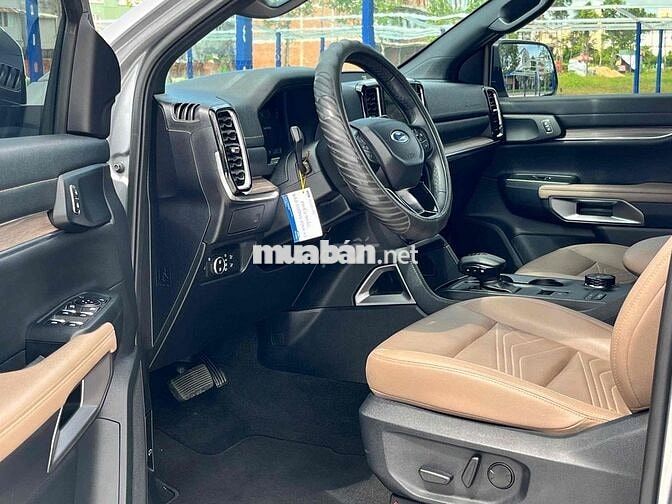 Ford Everest Titanium 4x4 2023 Bạc 34.000 Km