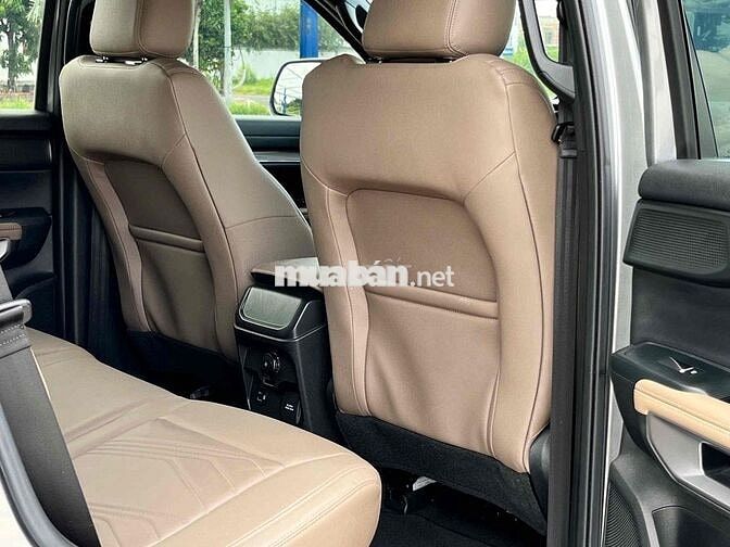Ford Everest Titanium 4x4 2023 Bạc 34.000 Km