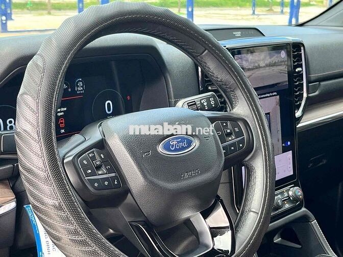Ford Everest Titanium 4x4 2023 Bạc 34.000 Km