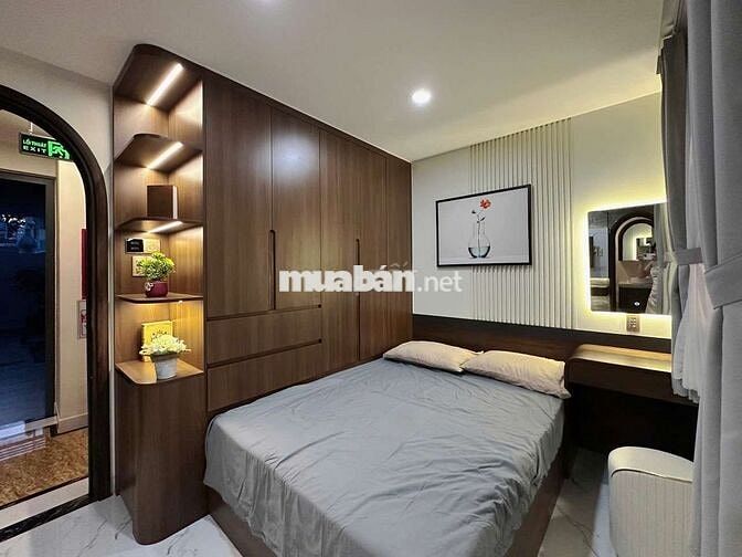Cần bán tòa nhà căn hộ dv đang có dòng tiền 100t/tháng