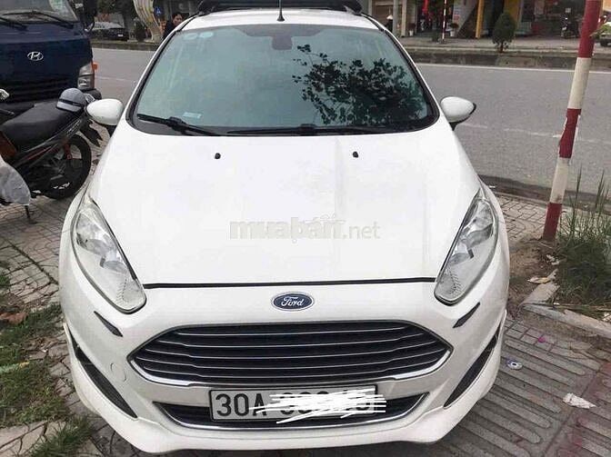 Ford Fiesta Trắng