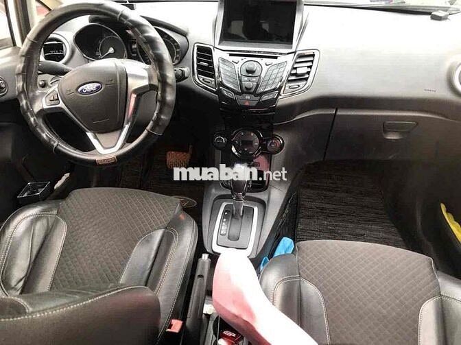 Ford Fiesta Trắng