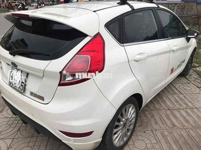 Ford Fiesta Trắng