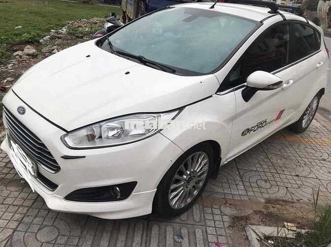 Ford Fiesta Trắng