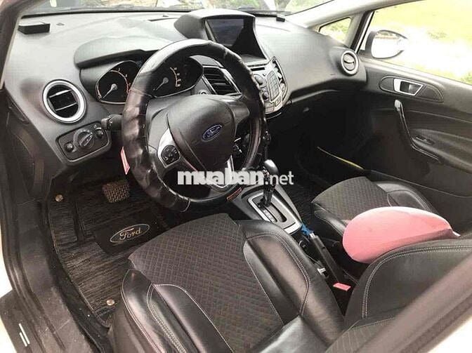 Ford Fiesta Trắng