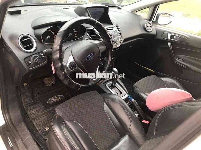 Ford Fiesta Trắng