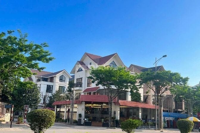 BÁN BIỆT THỰ GÓC 3 MẶT ĐƯỜNG KĐT THÀNH PHỐ GIAO LƯU, SỔ ĐỎ, VỊ TRÍ ĐẸP