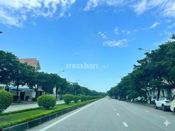 BÁN BIỆT THỰ GÓC 3 MẶT ĐƯỜNG KĐT THÀNH PHỐ GIAO LƯU, SỔ ĐỎ, VỊ TRÍ ĐẸP