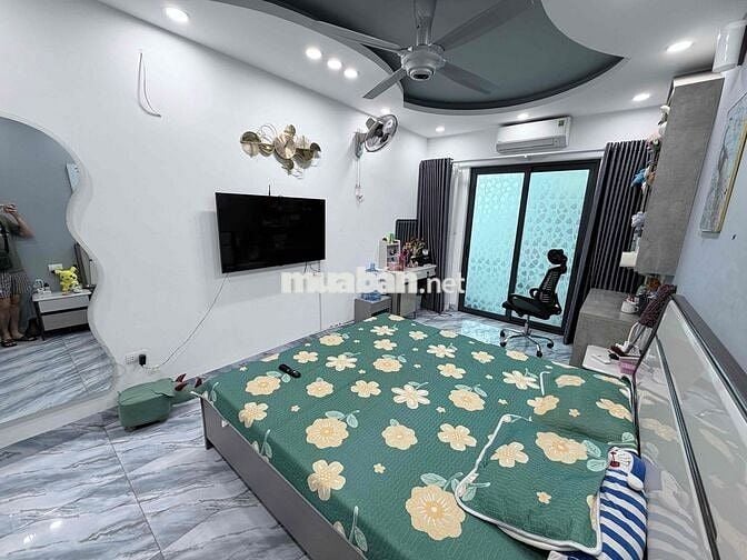 Phố Vip Nguyên Hồng, 6 tầng thang máy, Ngõ rộng ba gác tránh, Nhà đẹp