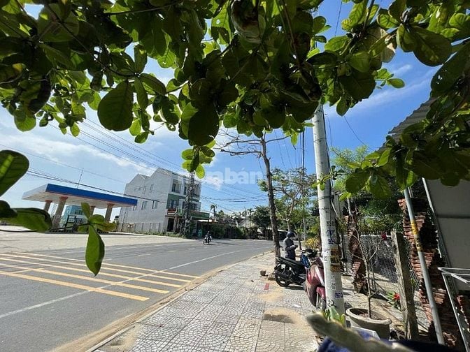 Thuộc phố cổ Hội An, đi lại thuận tiện ở xác hướng. 