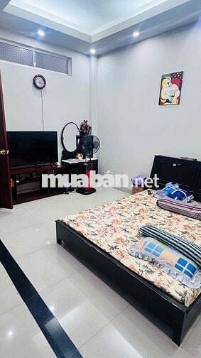 Bán nhà 1 trệt 1 lững 2 lầu ngay công viên (Bình Khánh