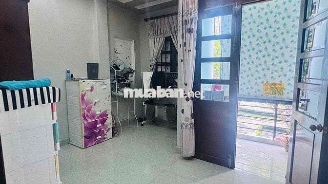 Bán nhà 1 trệt 1 lững 2 lầu ngay công viên (Bình Khánh