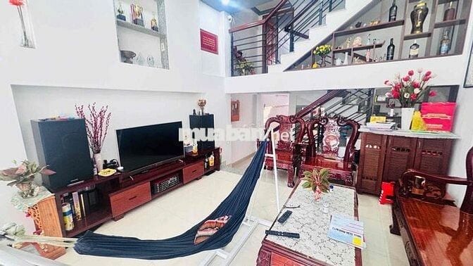 Bán nhà 1 trệt 1 lững 2 lầu ngay công viên (Bình Khánh