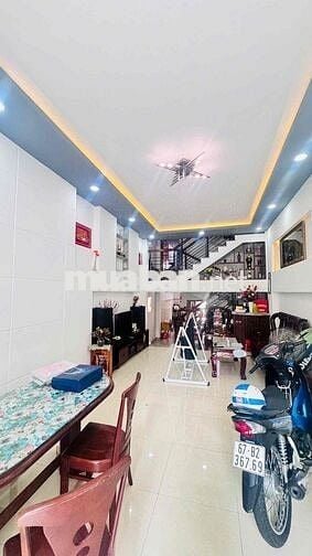 Bán nhà 1 trệt 1 lững 2 lầu ngay công viên (Bình Khánh