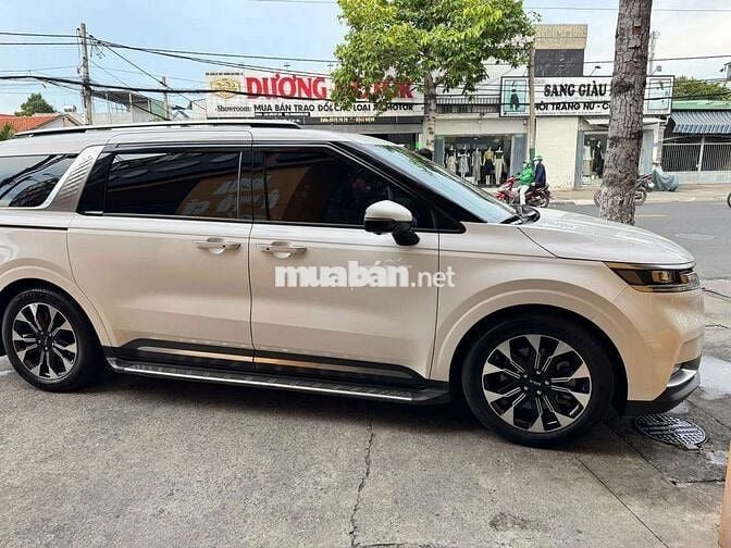 Kia Carnival Signature 2022 chạy 24.000km